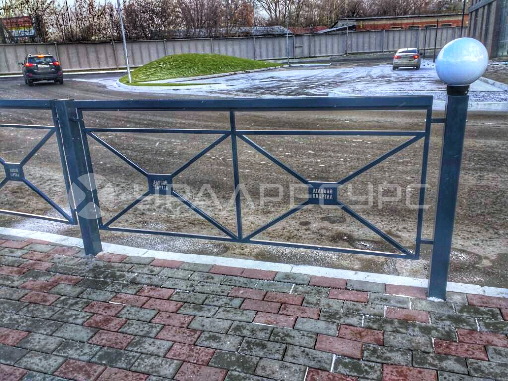 Сварное пешеходное ограждение с гравировкой логотипа компании