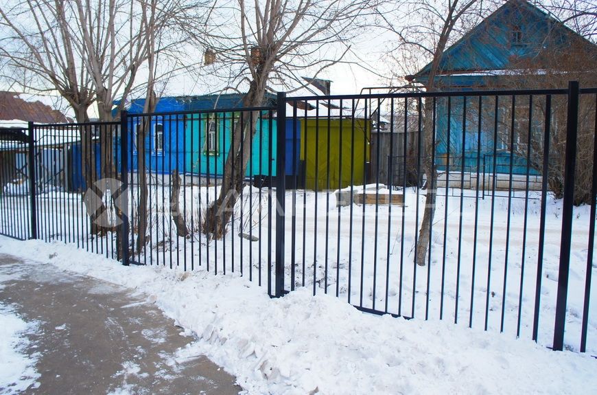 Обозначение границ территории многоквартирного дома сварным ограждением
