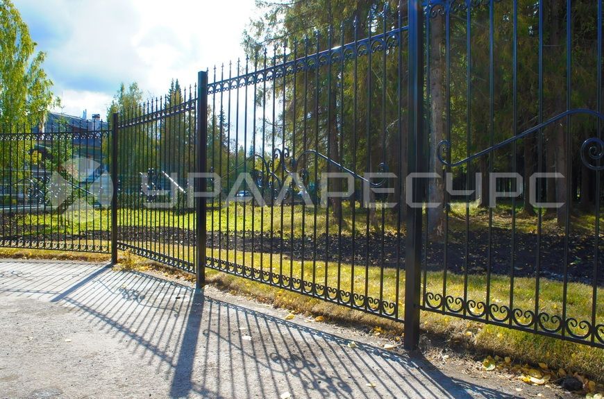 Благоустройство территории сварным ограждением для Дворца Культуры г. Ревда