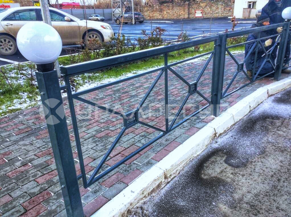 Сварное пешеходное ограждение с гравировкой логотипа компании